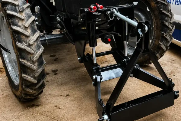 t3000_11 Tractor New Holland equipado con elevador delantero hidráulico y bastidor frontal reforzado, diseñado para la instalación de contrapesos y aperos agrícolas que mejoran la estabilidad, la tracción y la eficiencia de trabajo.