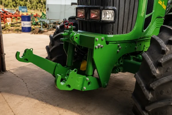 t3000_8 Elevador delantero hidráulico para tractor John Deere, fabricado en acero reforzado y diseñado para el acoplamiento seguro de aperos y contrapesos frontales en trabajos agrícolas.