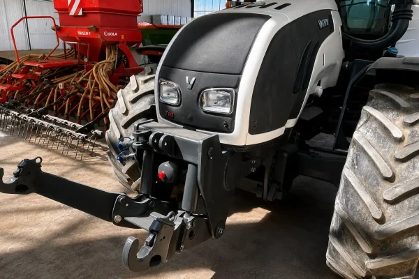 t3000_9 Tractor Valtra equipado con elevador delantero hidráulico y sistema de enganche frontal reforzado, diseñado para la instalación de aperos y contrapesos que mejoran la versatilidad y el rendimiento en trabajos agrícolas.